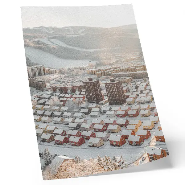 Vinterlandskap med snötäckta hus hållbar väggposter
