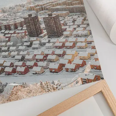 Vinterlandskap med snötäckta hus hållbar väggposter