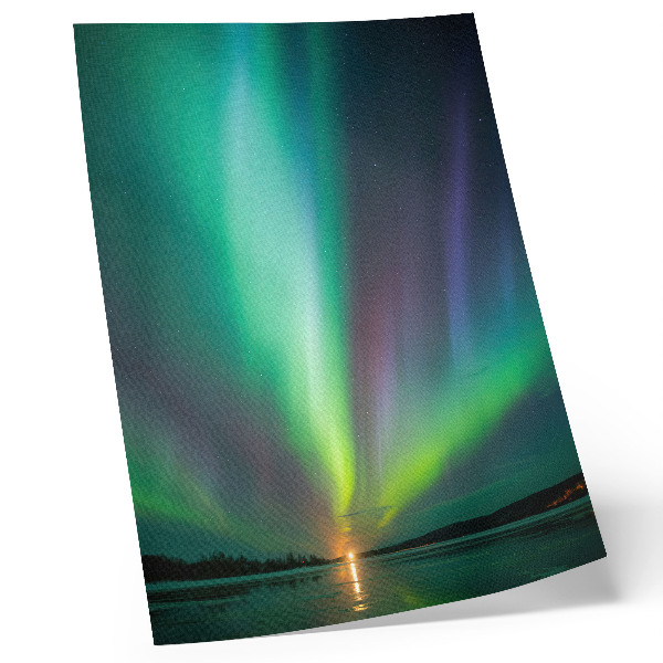 Hållbar väggposter Aurora Borealis över ett nattlandskap fullt av stjärnor