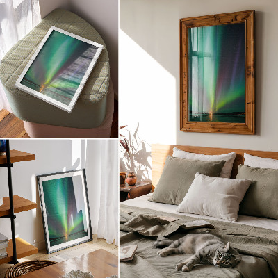 Hållbar väggposter Aurora Borealis över ett nattlandskap fullt av stjärnor