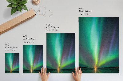 Hållbar väggposter Aurora Borealis över ett nattlandskap fullt av stjärnor