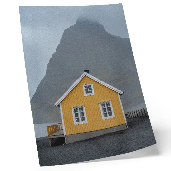 Hållbar väggposter med motiv av gult hus vid berg i enkel och minimalistisk stil