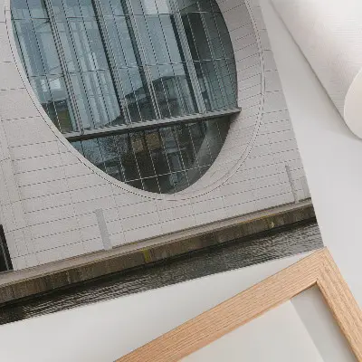 Affisch futuristisk fasad med strikta linjer och glasstruktur