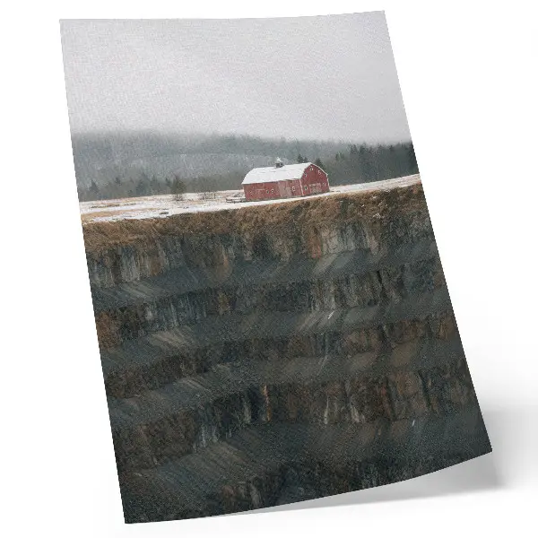 Hållbar väggposter lada vid sluttning i vinterlandskap med skog och dimma