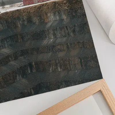 Hållbar väggposter lada vid sluttning i vinterlandskap med skog och dimma