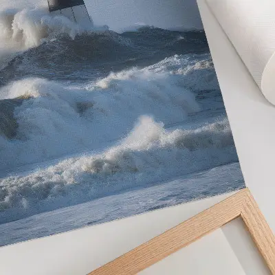Poster vågor som slår mot fyren med hög kontrast och fokus på naturens kraft