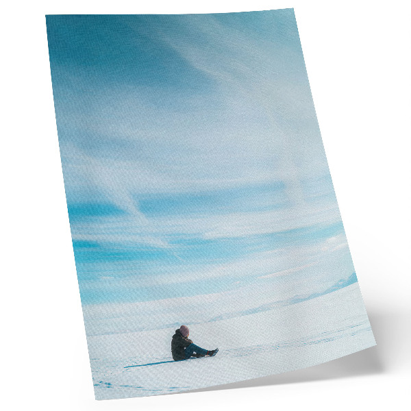 Affisch Blå himmel över den snötäckta ödemarken, tystnad och rymd