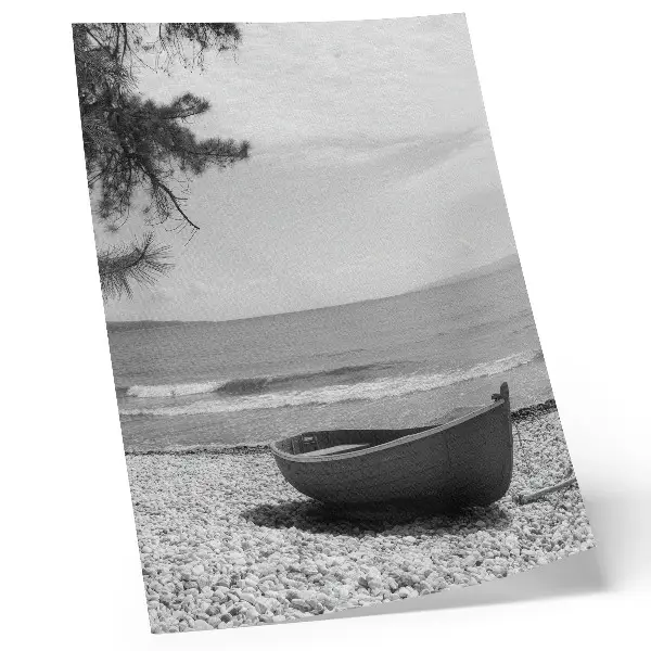 Hållbar väggposter med motiv av båt på stranden vid vågor och himmel för harmoni och fred