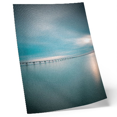 Poster En bro över lugna blå vatten