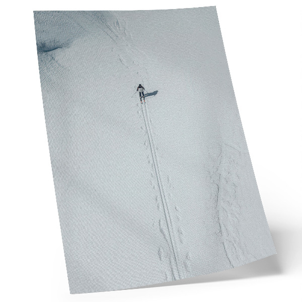 Affisch En ensam skidåkare i en snöig öken