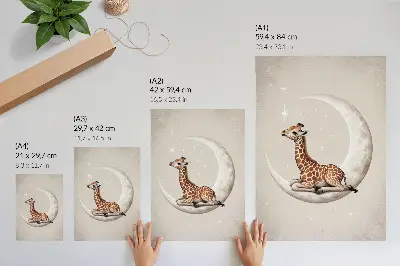 Hållbar väggposter med en tecknad giraff på månen omgiven av stjärnor