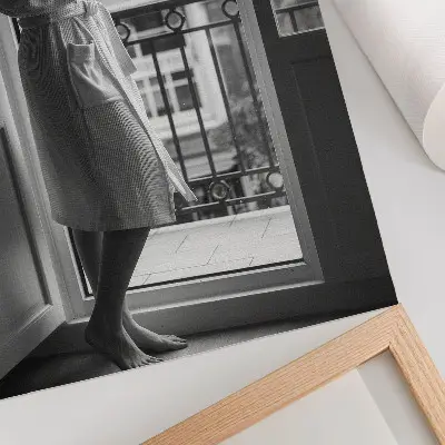 Hållbar väggposter person vid fönstret med en kopp kaffe