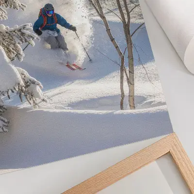 Affisch skidåkare i en dynamisk vinterskog täckt av snö
