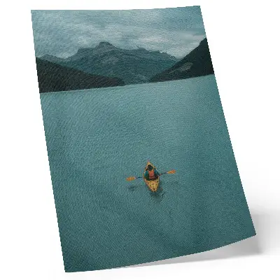 Hållbar väggposter med motiv av turkos sjö, kajakpaddlare och berg i harmoni