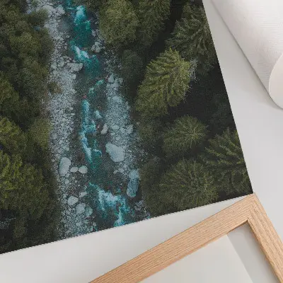 Väggposter grön skogsflod med naturlig harmoni