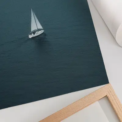 Affisch en yacht på ett lugnt hav i minimalistisk komposition