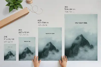 Hållbar väggposter med monokromatiskt motiv av berg i en fridfull atmosfär