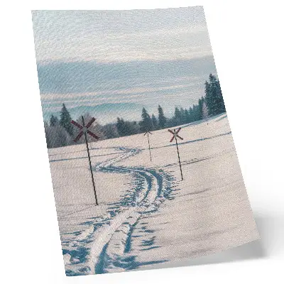 Poster vinterlandskap med skidspår, berg, träd och himmel