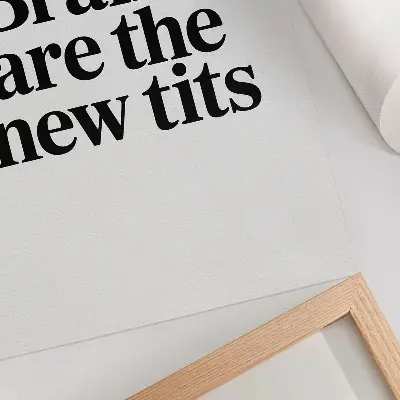 Poster med inspirerande budskap och kontrasterande typografi