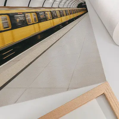 Väggaffisch Modern tunnelbana med smidiga och dynamiska linjer