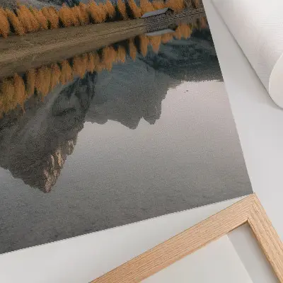 Poster med motiv av en lugn sjö, höstträd och reflektioner av berg