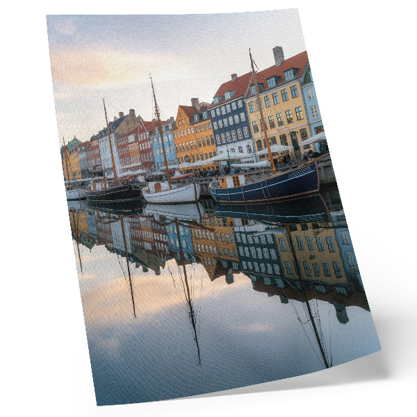 Poster Färgglada byggnader speglas charmigt i vattnet