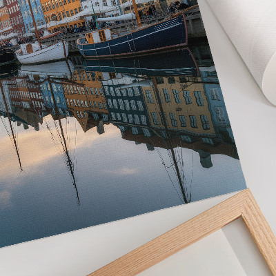 Poster Färgglada byggnader speglas charmigt i vattnet