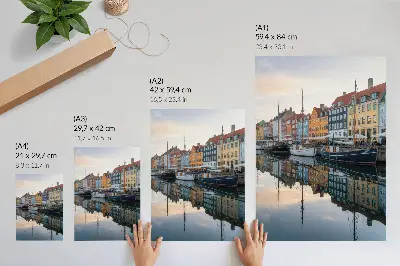 Poster färgglada byggnader speglade i vattnet