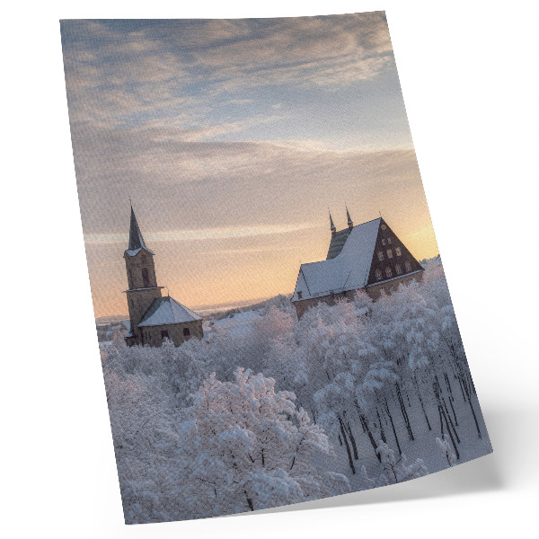 Affisch Vinterlandskap med en snötäckt kyrka
