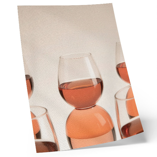 Hållbar väggposter Glasögon med rosa vätska på en ljus bakgrund