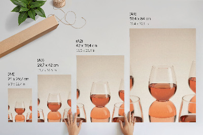 Hållbar väggposter Glasögon med rosa vätska på en ljus bakgrund