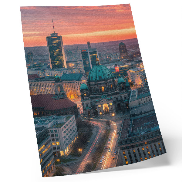 Hållbar väggposter Modern stad på kvällen med varm belysning