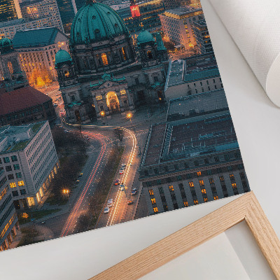 Hållbar väggposter Modern stad på kvällen med varm belysning