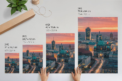 Hållbar väggposter Modern stad på kvällen med varm belysning