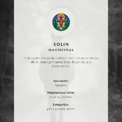 Väggaffisch svartvit häst i skogsmiljö