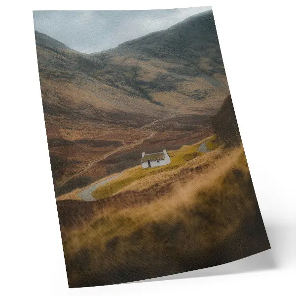 Poster bergslandskap med en ensam stuga i naturen