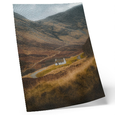 Poster Ett bergslandskap med en ensam stuga mitt i naturen