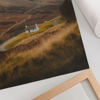 Poster Ett bergslandskap med en ensam stuga mitt i naturen