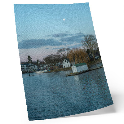 Affisch Himlen över sjön, husen, månen, träden