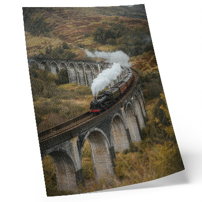 Hållbar väggposter Ett tåg på en bro bland gröna kullar