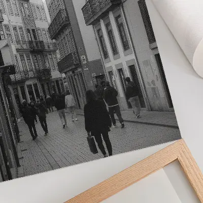 Affisch gata i svartvitt med arkitektur och människor