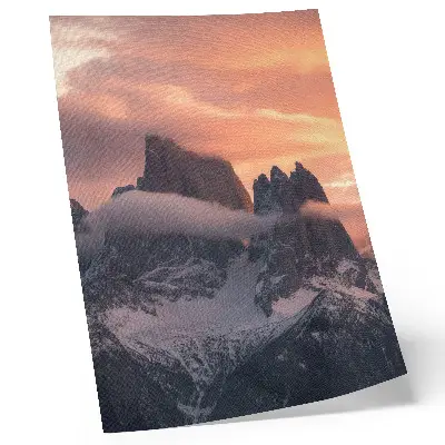 Poster solnedgång med berg i dimma och harmoni