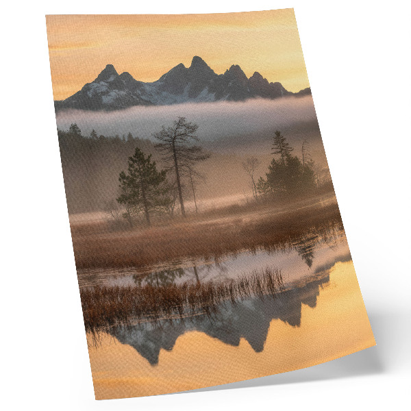Affisch Berg, träd, dimma, lugnt vatten, reflektion