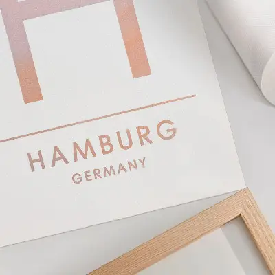 Poster minimalistisk bokstav H med moderna detaljer i pastellfärger