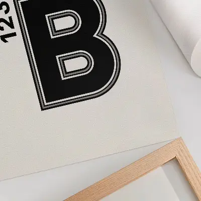 Dekorativ väggaffisch med bokstav i geometrisk stil och färgglada droppar