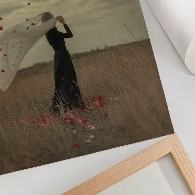 Väggaffisch figurer i ett fält med röda kronblad