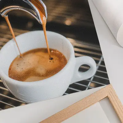Väggaffisch uttrycksfull drink i vit kopp med modern stil