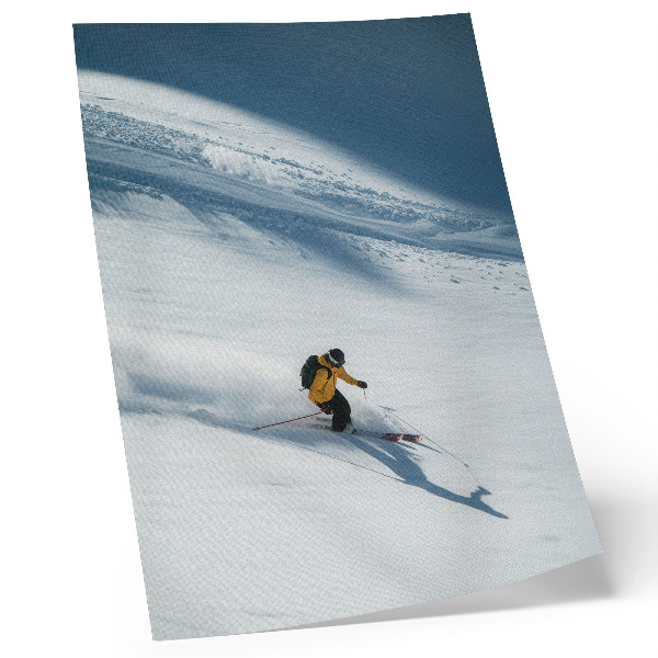 Poster Skidåkare gul jacka snö sluttning skugga