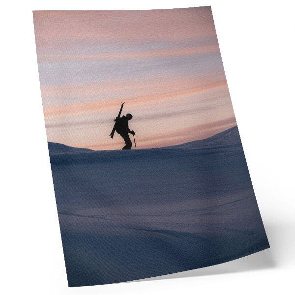 Affisch Skidåkare mot en rosa himmel i ett vinterlandskap
