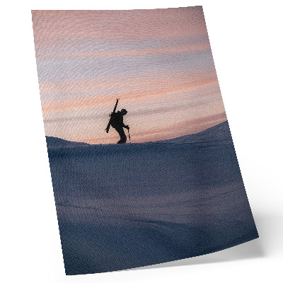 Affisch Skidåkare mot en rosa himmel i ett vinterlandskap